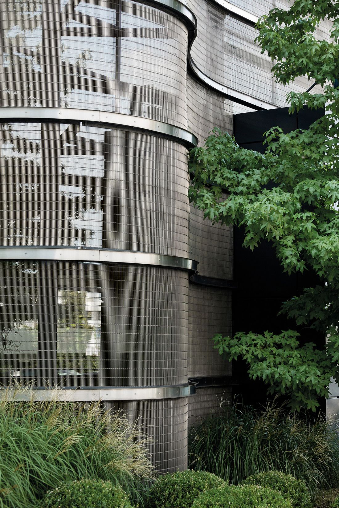Elewacja metalowa z siatki plecionej w Grand Hotel w Kielcach, architekt: DETAN Andrzej Detka