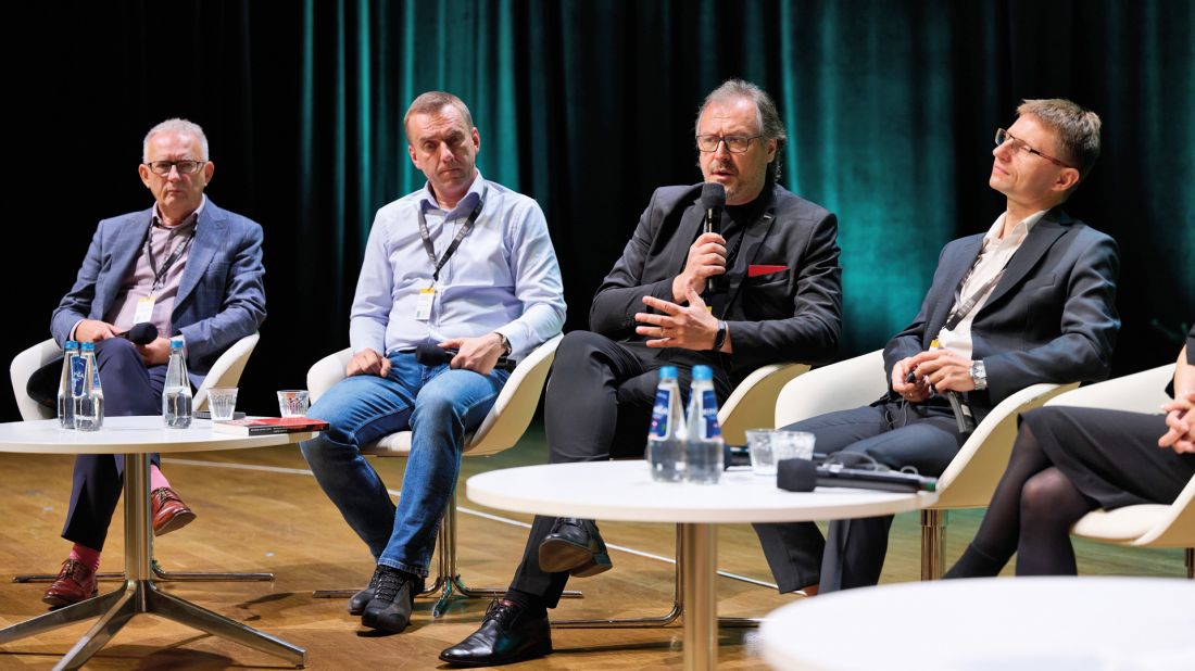 od lewej: Andrzej Łazęcki, prof. Andrzej Szarata, Jakub Krzysztofik i Robert Warsza podczas panelu na scenie ICE