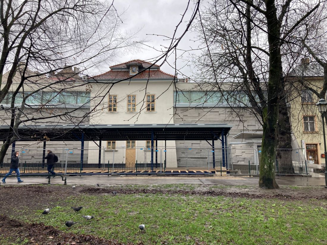 masywny pawilon przysłania fasadę wyremontowanego Bunkra Sztuki