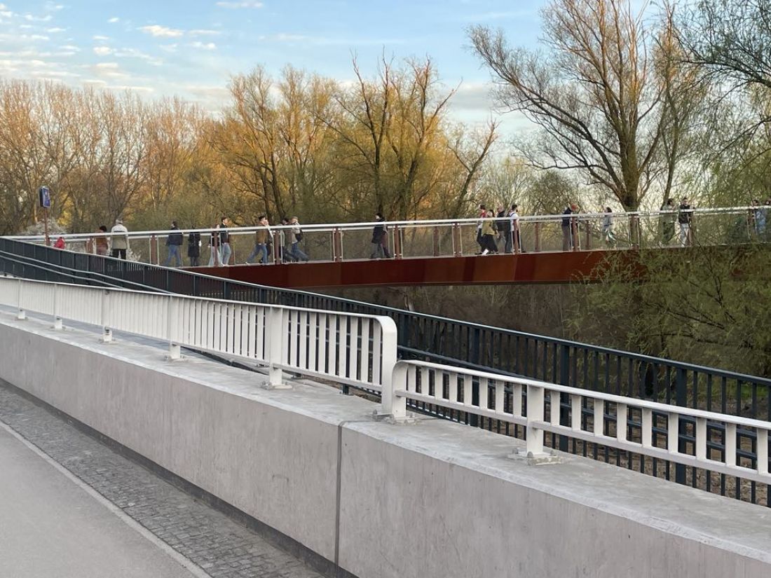 Praski koniec mostu — brak ujednolicenia elementów małej architektury