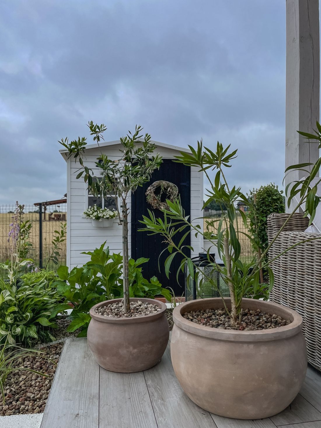 Aranżację uzupełniają dodatki w stylu farmhouse i boho