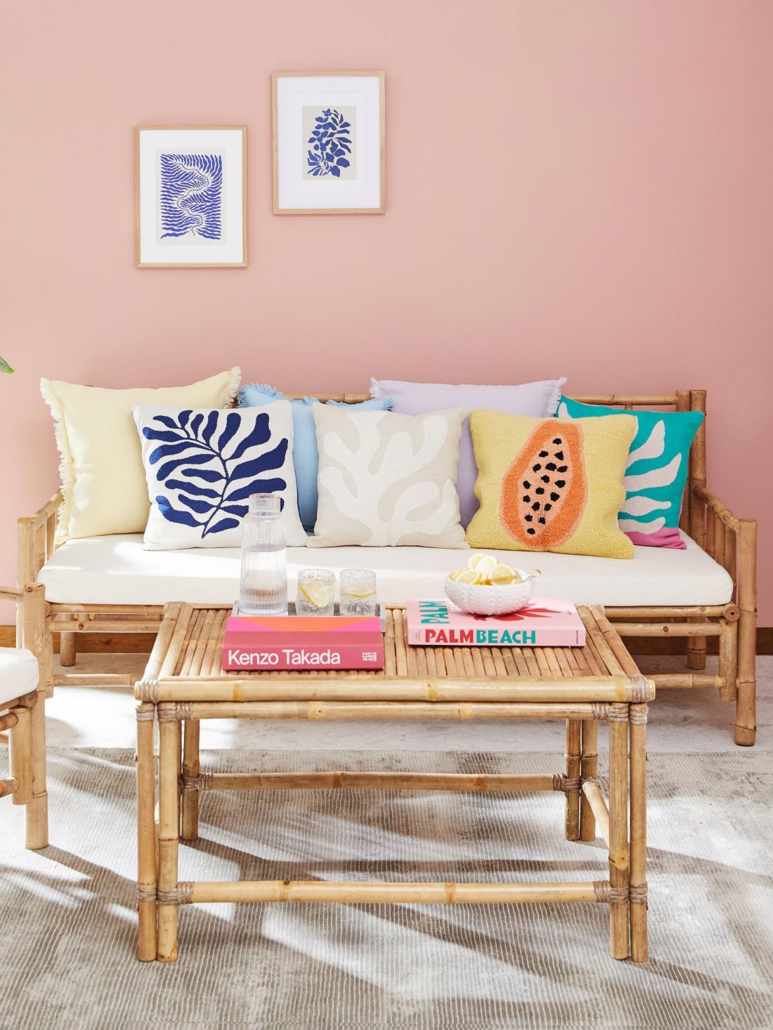 Nawet kilka kolorowych poduszek ożywi wnętrze