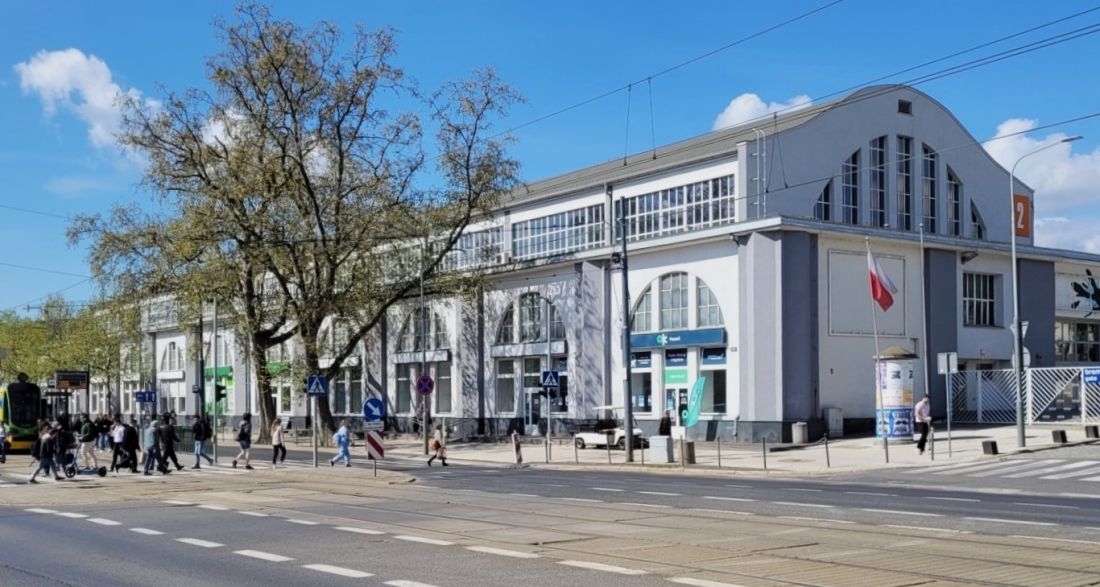 hala MTP nr 2 przy ul. Głogowskiej, widok spod zachodniego wejścia na dworzec, po prawej — fragment wejścia na teren MTP