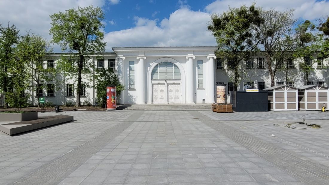 plac PeWuKi, pierzeja zachodnia, fasada dawnego Pałacu Targowego
