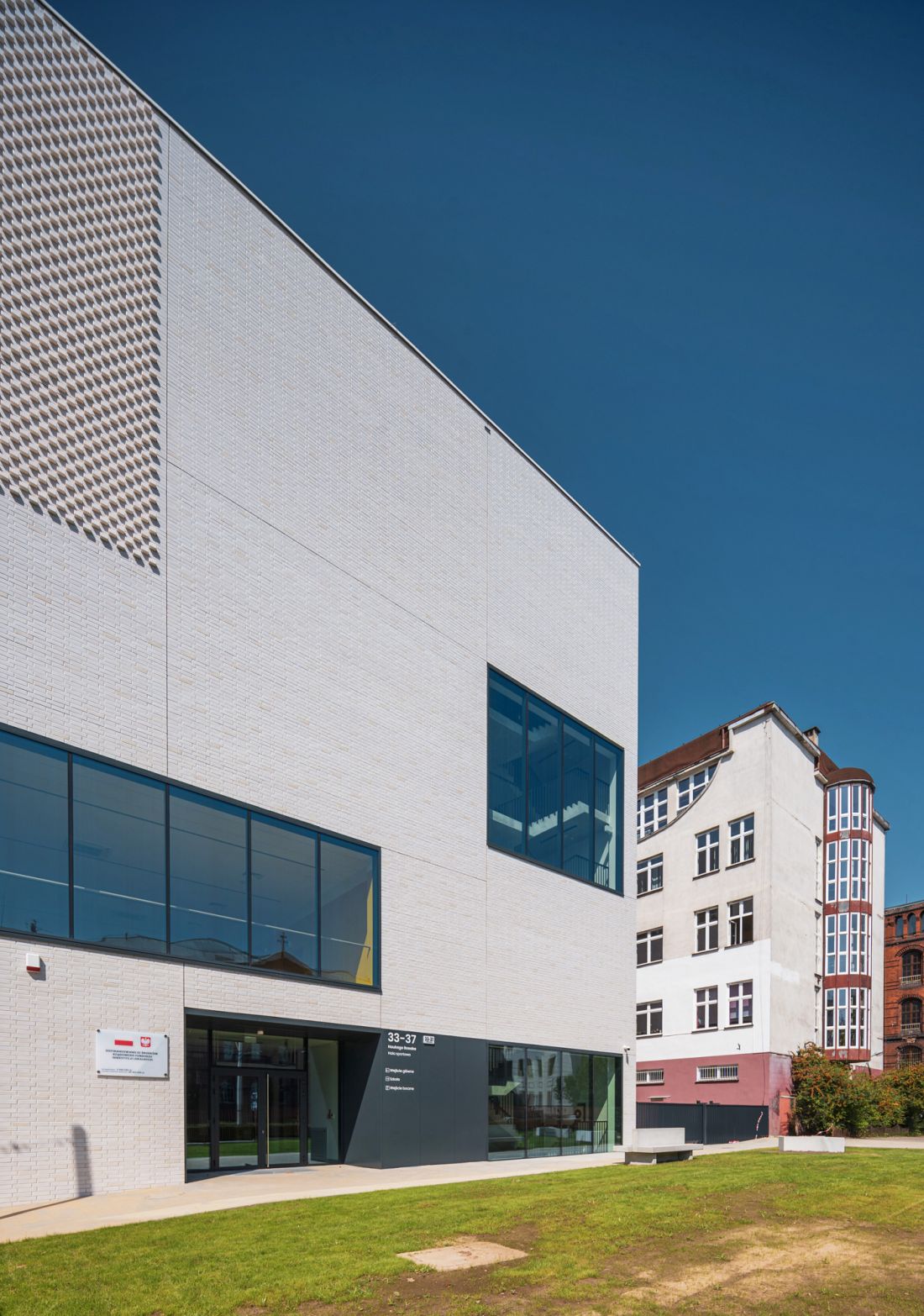 Hala Sportowa XIII LO, Wrocław – widok elewacji