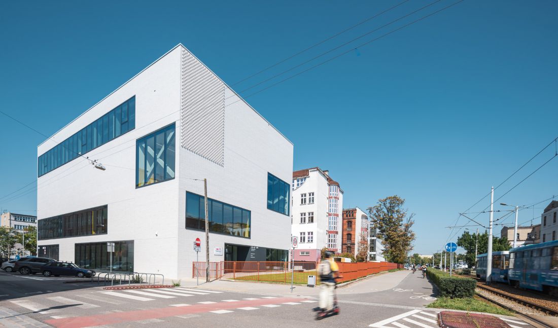 Hala Sportowa XIII LO, Wrocław – widok elewacji