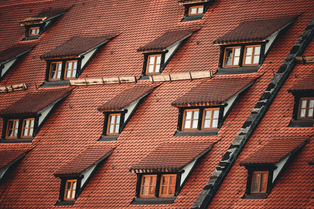 Gonty to trwałe i efektowne materiały dachowe. Ich kolor i forma może imitować dachówkę ceramiczną lub drewno