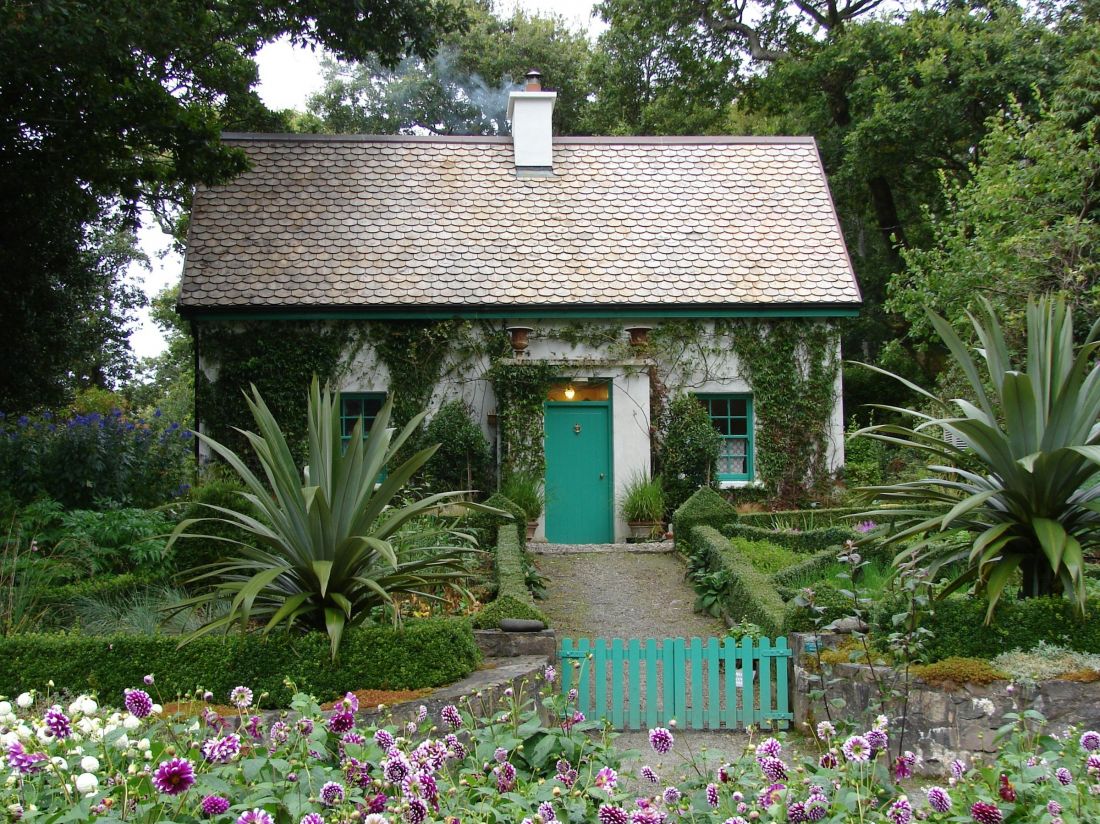 Dachówka bitumiczna jest doskonałym rozwiązaniem na dach garażu, altany lub domku letniskowego