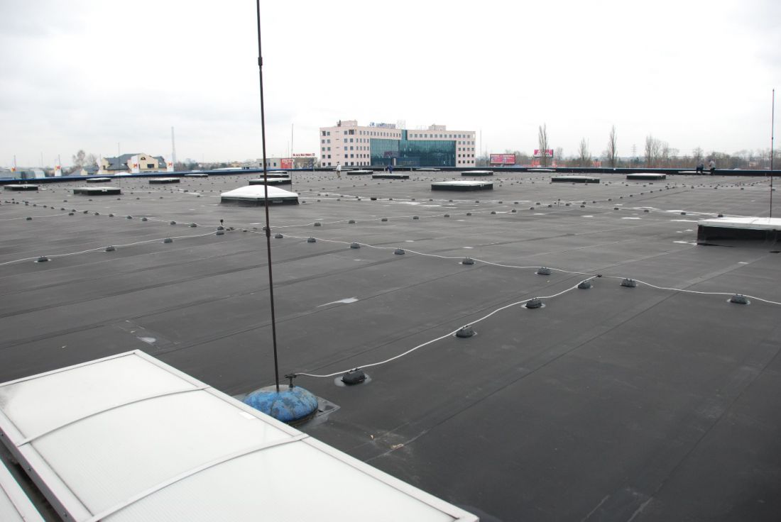 Przykład dachu płaskiego eksponowanego (technologia: SealEco EPDM)