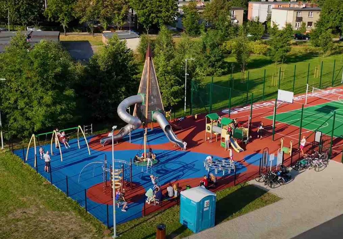 Plac zabaw Buglo na rewitalizowanych terenach w Świętochłowicach. Nad Stawem Kalina znów słychać śmiech dzieci.