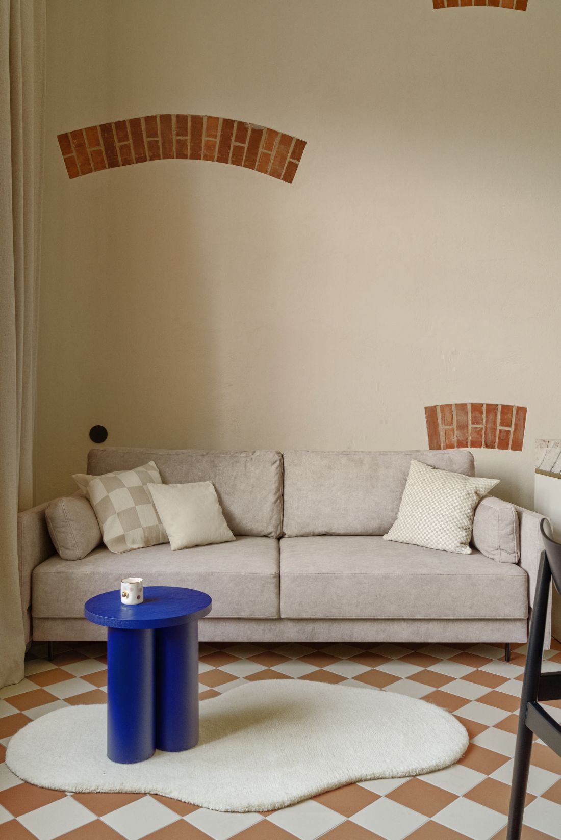 w obu apartamentach architektki wyeksponowały surowe mury dawnego Domu Polskiego