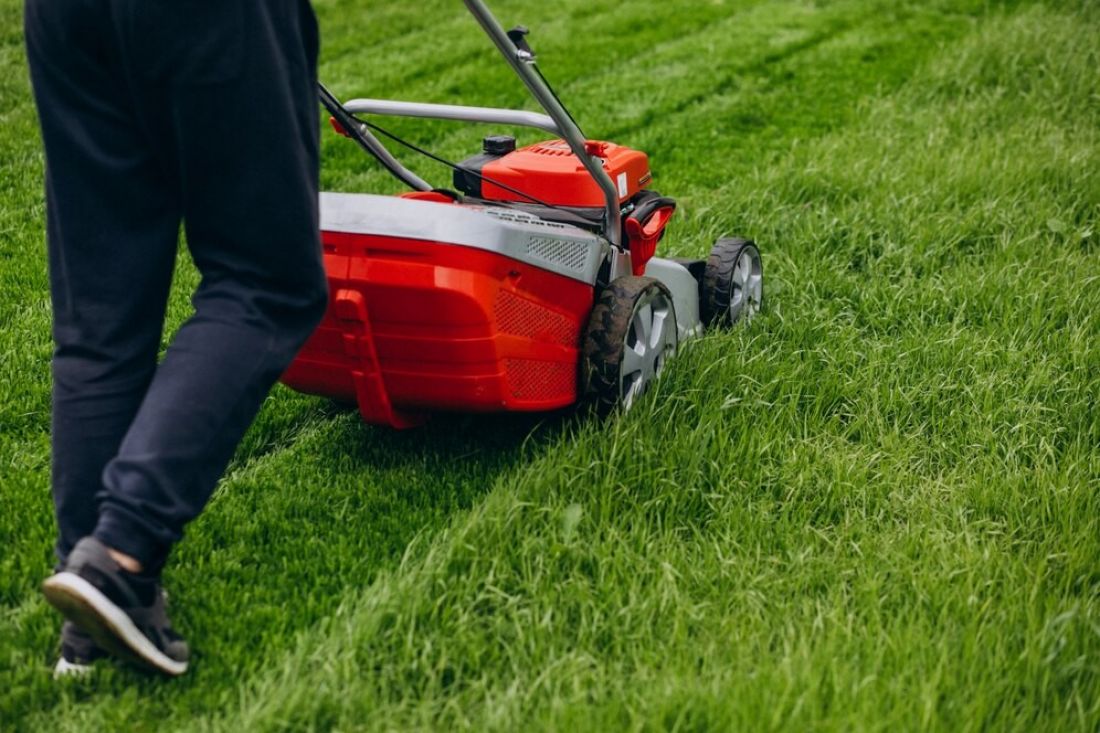 Upewnij się, że wybrana kosiarka ma wystarczającą moc, aby kosić trawę na Twoim terenie