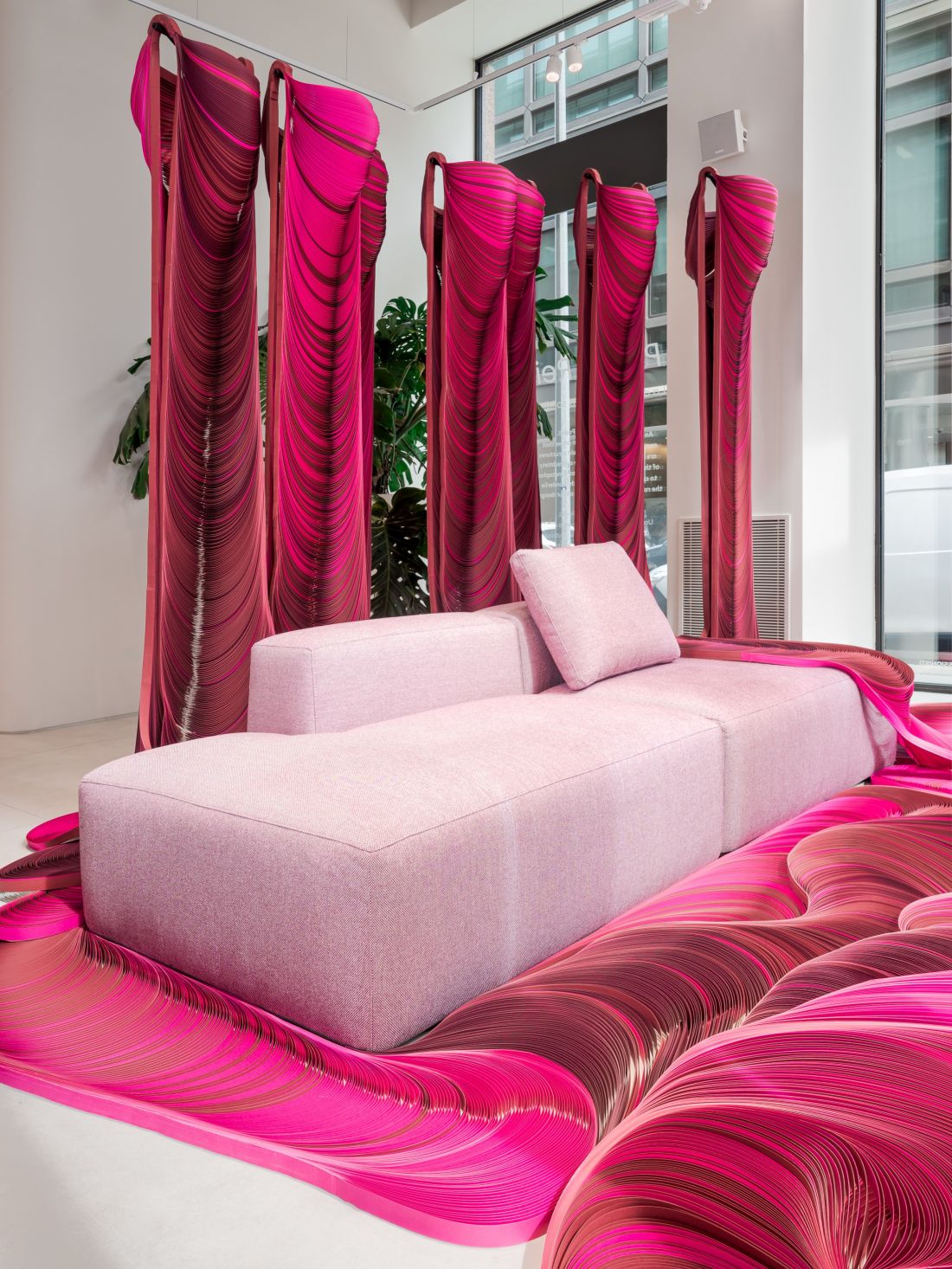 Jednym z dwóch mebli wykorzystanych do stworzenia instalacji była modułowa sofa