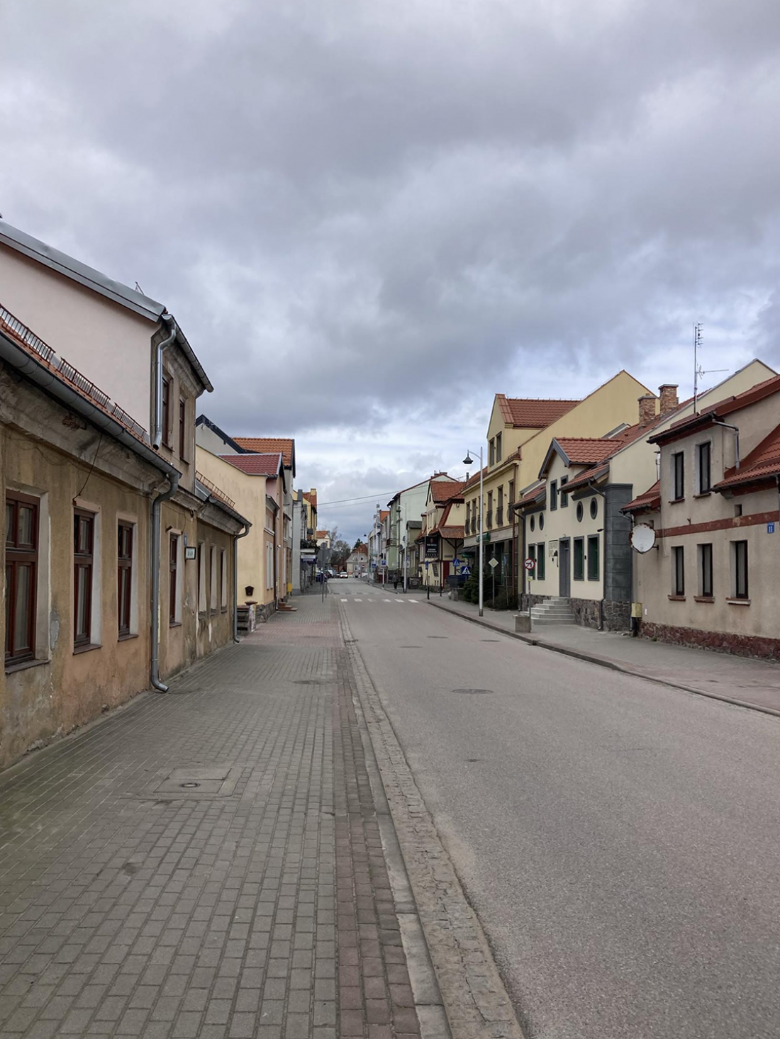 Ulica w Mikołajkach poza sezonem turystycznym