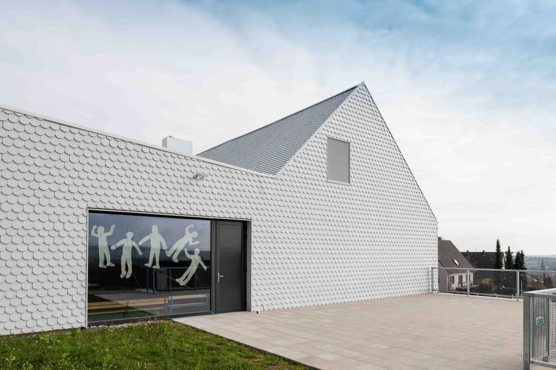 Dachówki na elewacji - trend w architekturze