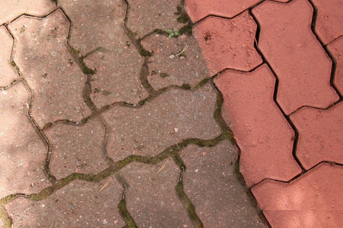 Jeśli malujesz wcześniej barwioną kostkę, dobierz kolor najbardziej zbliżony do malowanej powierzchni