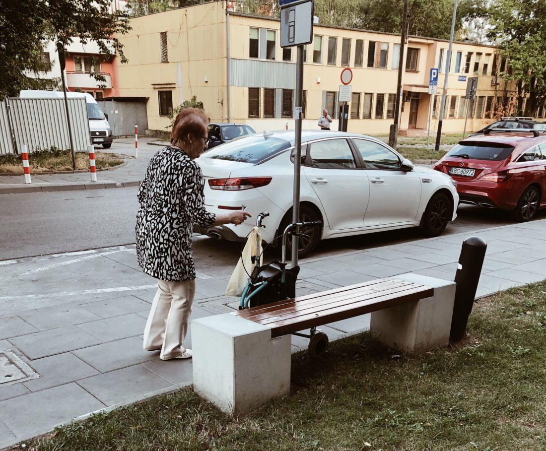 Pani, która chce przysiąść po zrobieniu zakupów