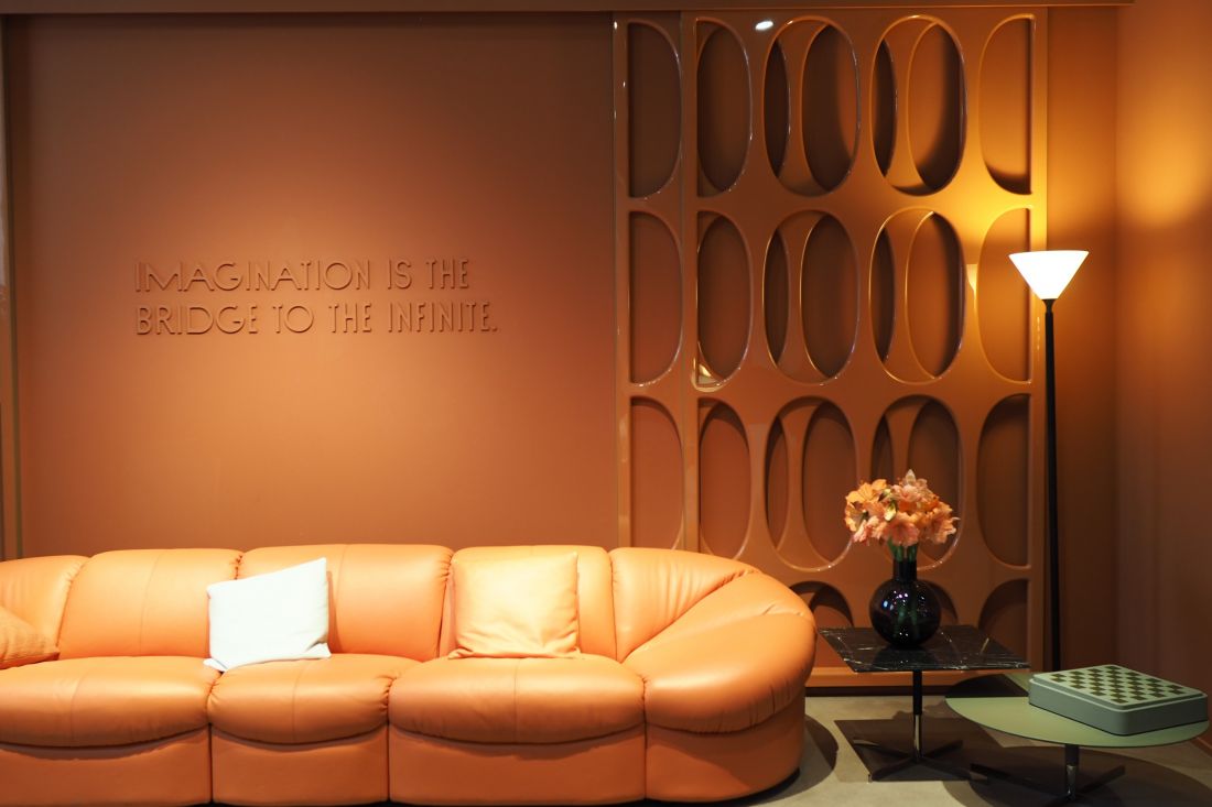 Showroom Poltrona Frau z wykorzystaniem skóry