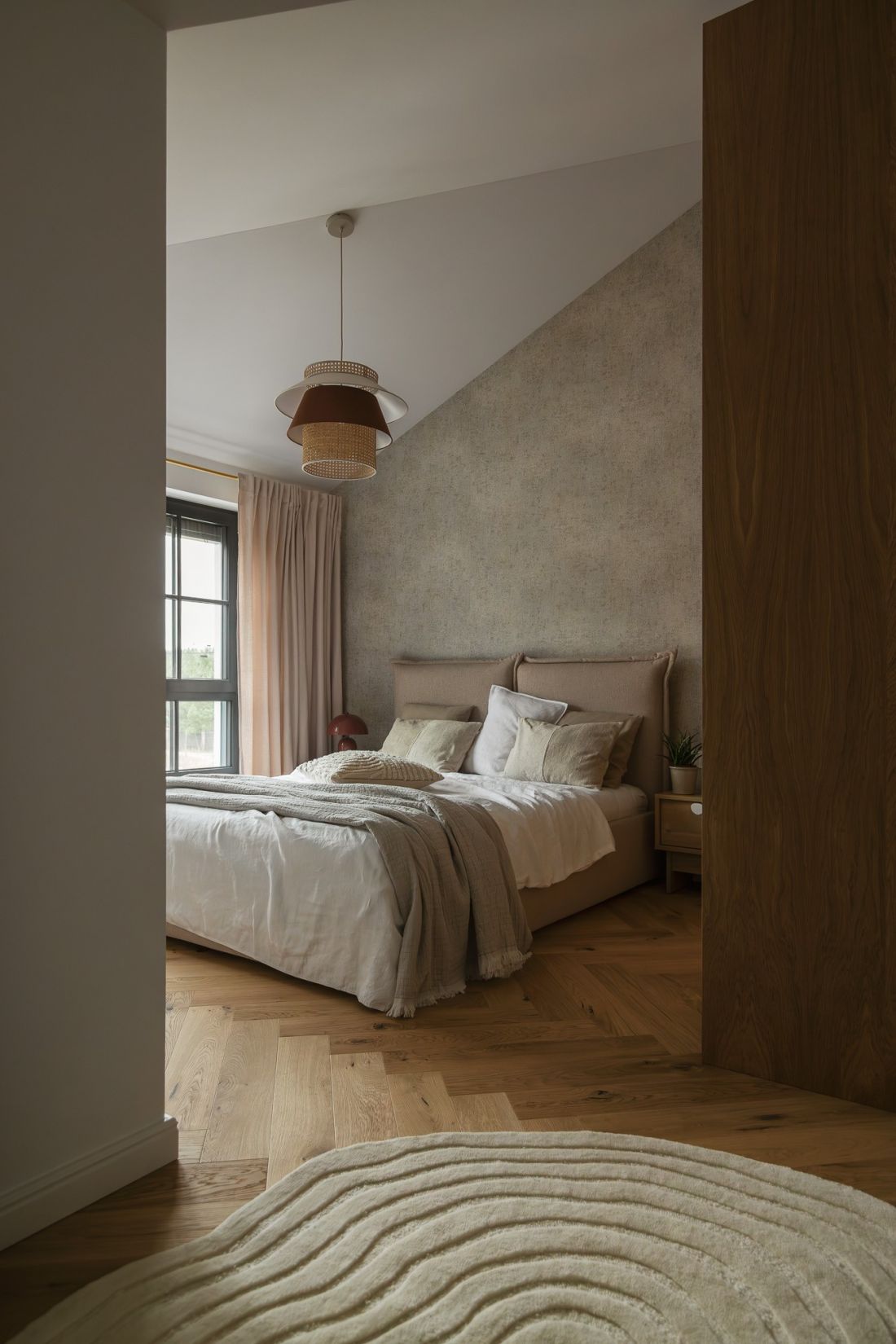 Master bedroom znajduje się na pierwszym piętrze