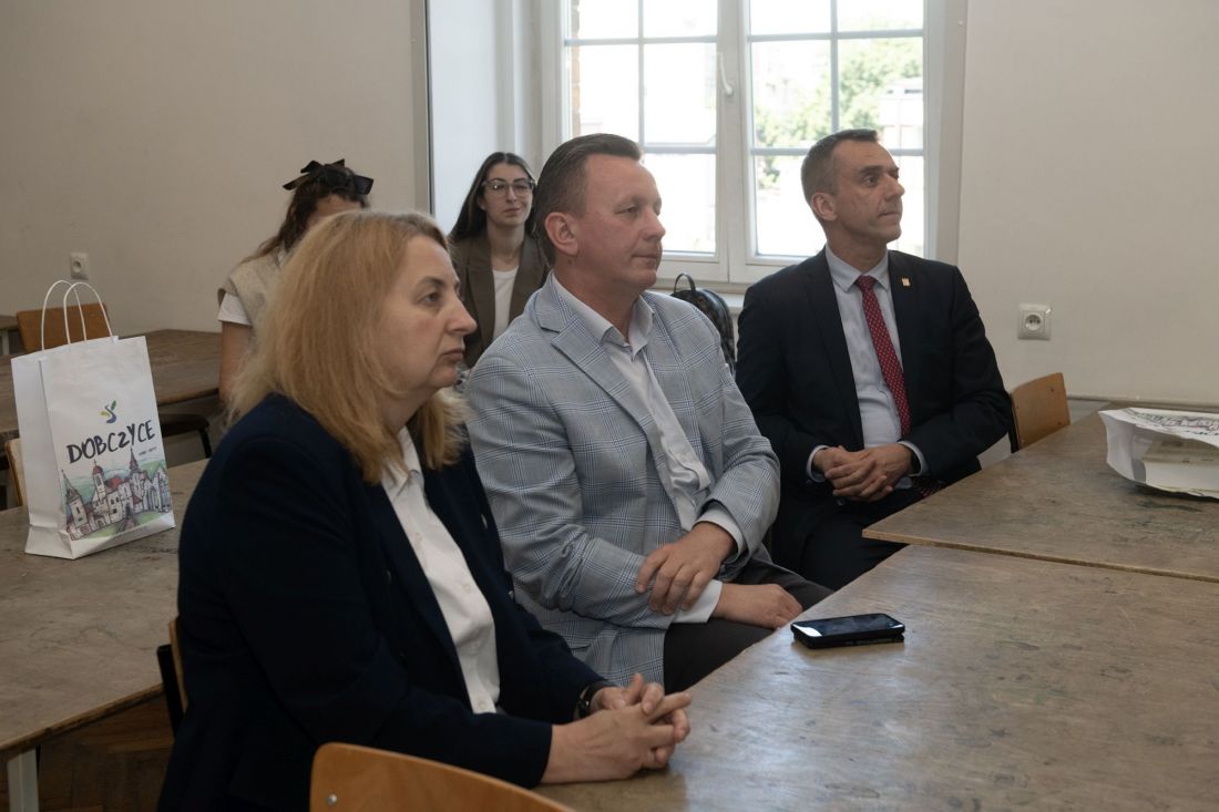 W prezentacji studentów WA PK uczestniczyli rektor PK prof. Andrzej Szarata (z prawej), burmistrz Dobczyc Tomasz Suś i jego zastępczyni Edyta Podmokły