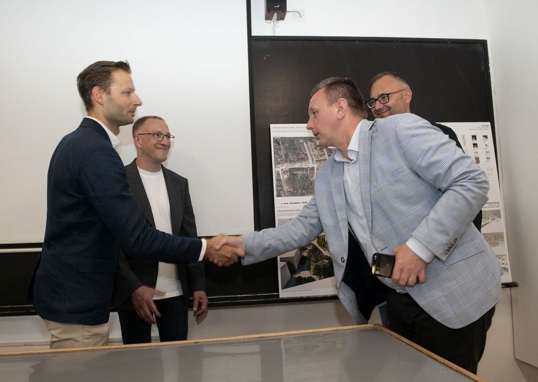Burmistrz Dobczyc składa podziękowania dr. Miłoszowi Zielińskiemu, prowadzącemu wspólnie z dr Tomaszem Kowalskim (za nim) zajęcia projektowe ze studentami