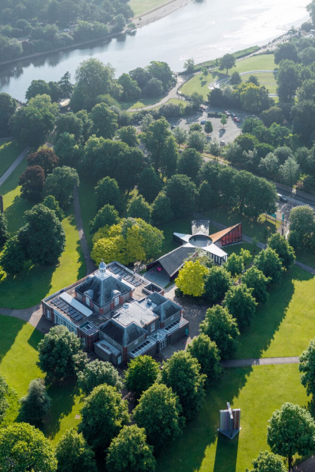 Widok z lotu ptaka na pawilon i Serpentine