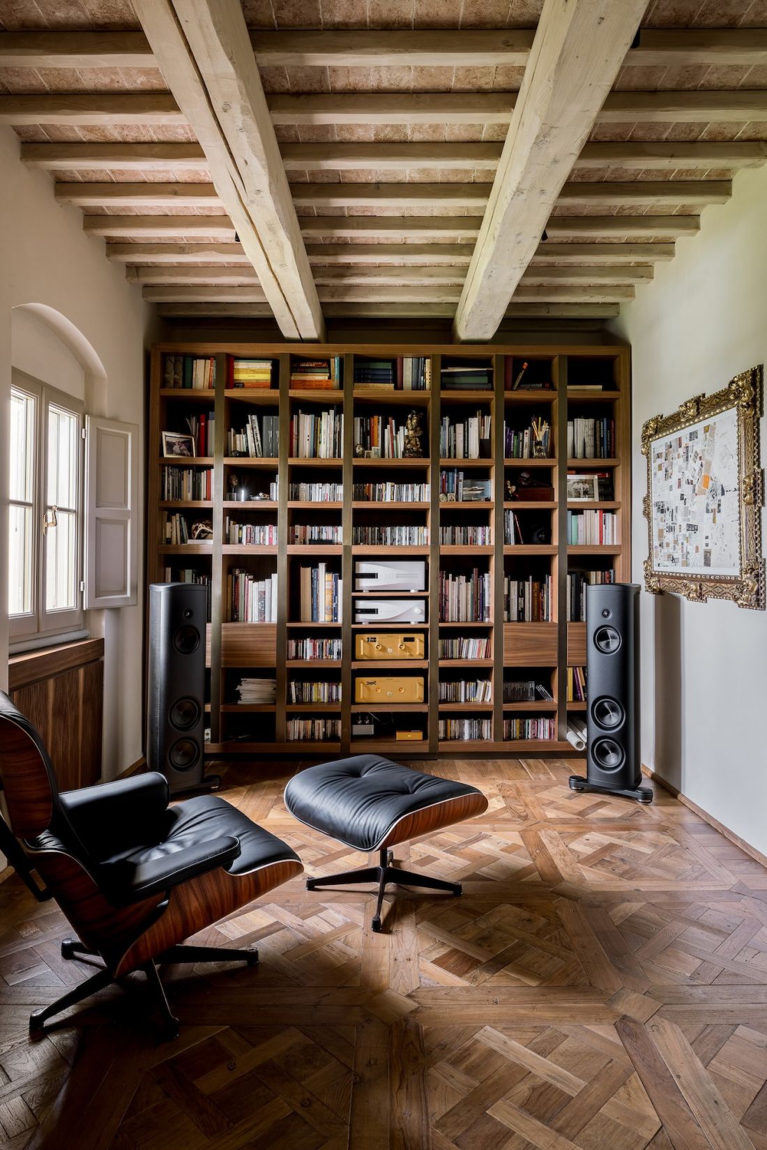 Architekci zaprojektowali regał na sprzęt audio