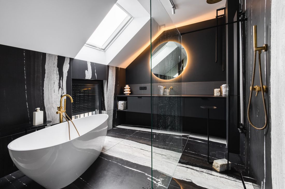 W apartamencie zastosowano inteligentne oświetlenie