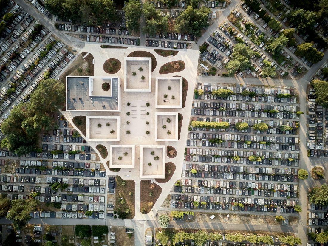 centralny plac kolumbarium zlokalizowany został na głównej osi cmentarza, w miejscu, w którym dawniej planowano wybudować kaplicę