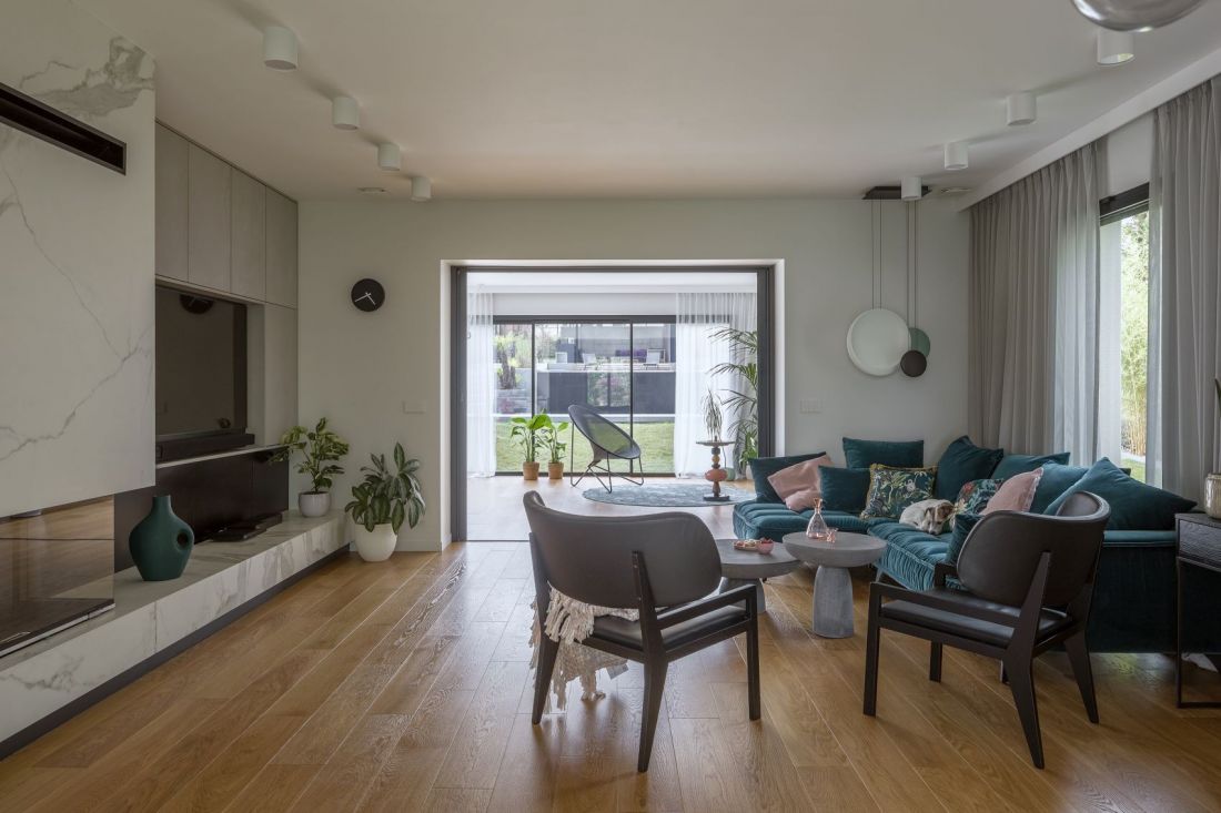 Błękitna sofa nadaje charakteru części wypoczynkowej