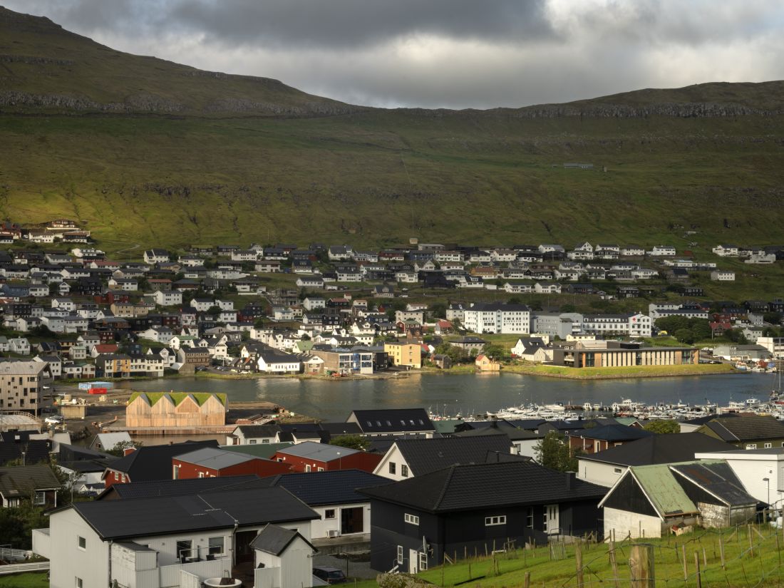 Panorama na Klaksvik. Po lewej stronie widać dach klubu wioślarskiego projektu Henning Larsen