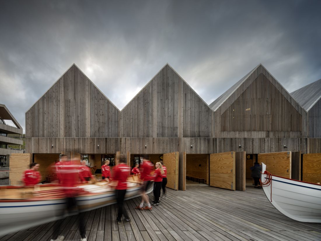 Fasada nawiązuje do lokalnych rozwiązań architektonicznych