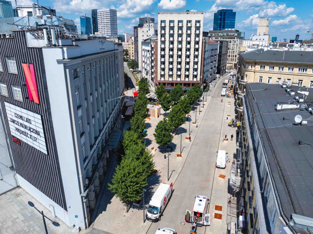 Pozbawiony niskiej zieleni Plac Pięciu Rogów