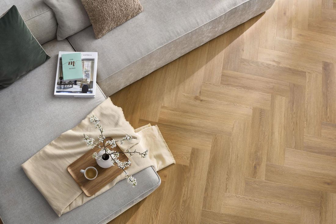 Elegancka podłoga winylowa w salonie - perfekcyjna imitacja drewna