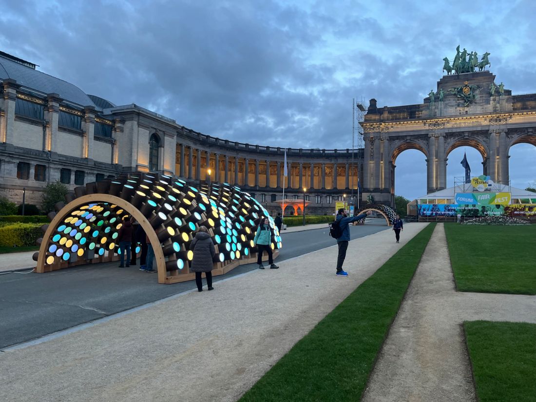 podświetlone pawilony Caterpillar w Parku du Cinquantenaire w Brukseli podczas międzynarodowego Festiwalu Nowego Europejskiego Bauhausu