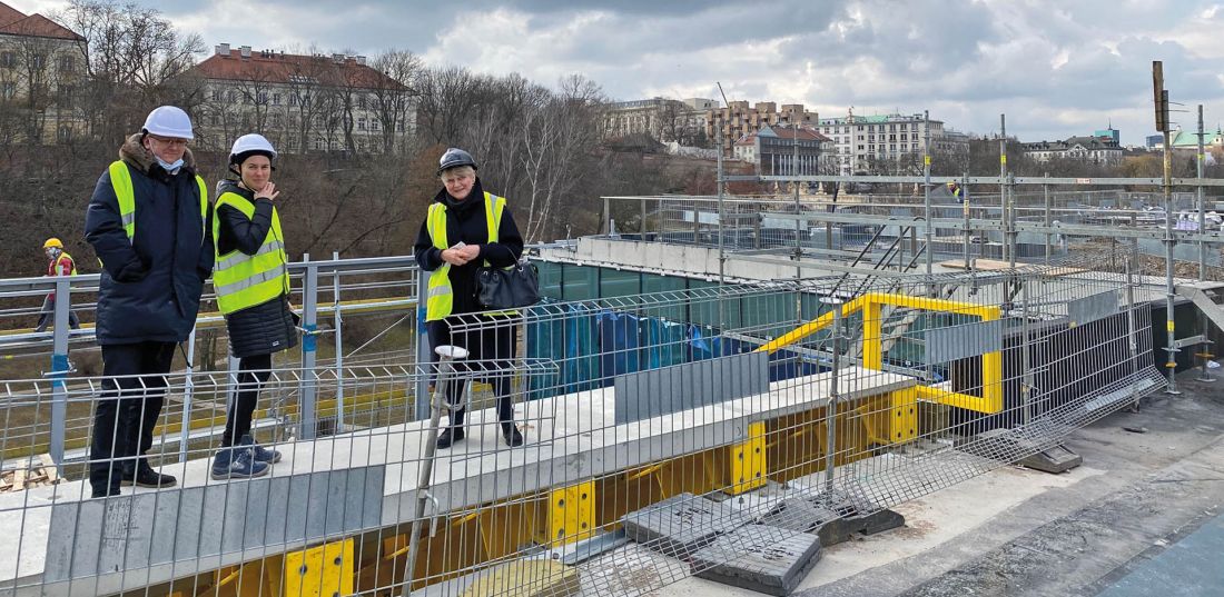 Ewa Kuryłowicz (po prawej) na budowie Wydziału Neofilologii UW z architektami zespołu autorskiego — Magdą Iżewską i Darkiem Grytą, marzec 2021