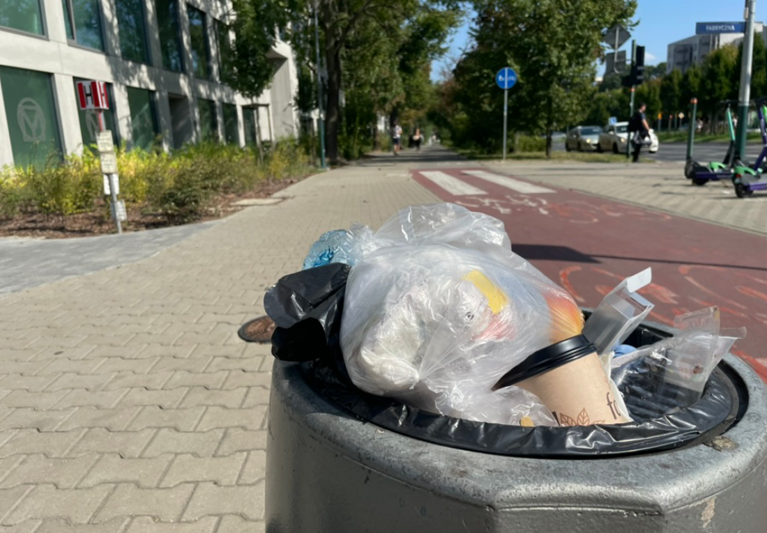 śmietnik przy jednej z krakowskich obwodnic
