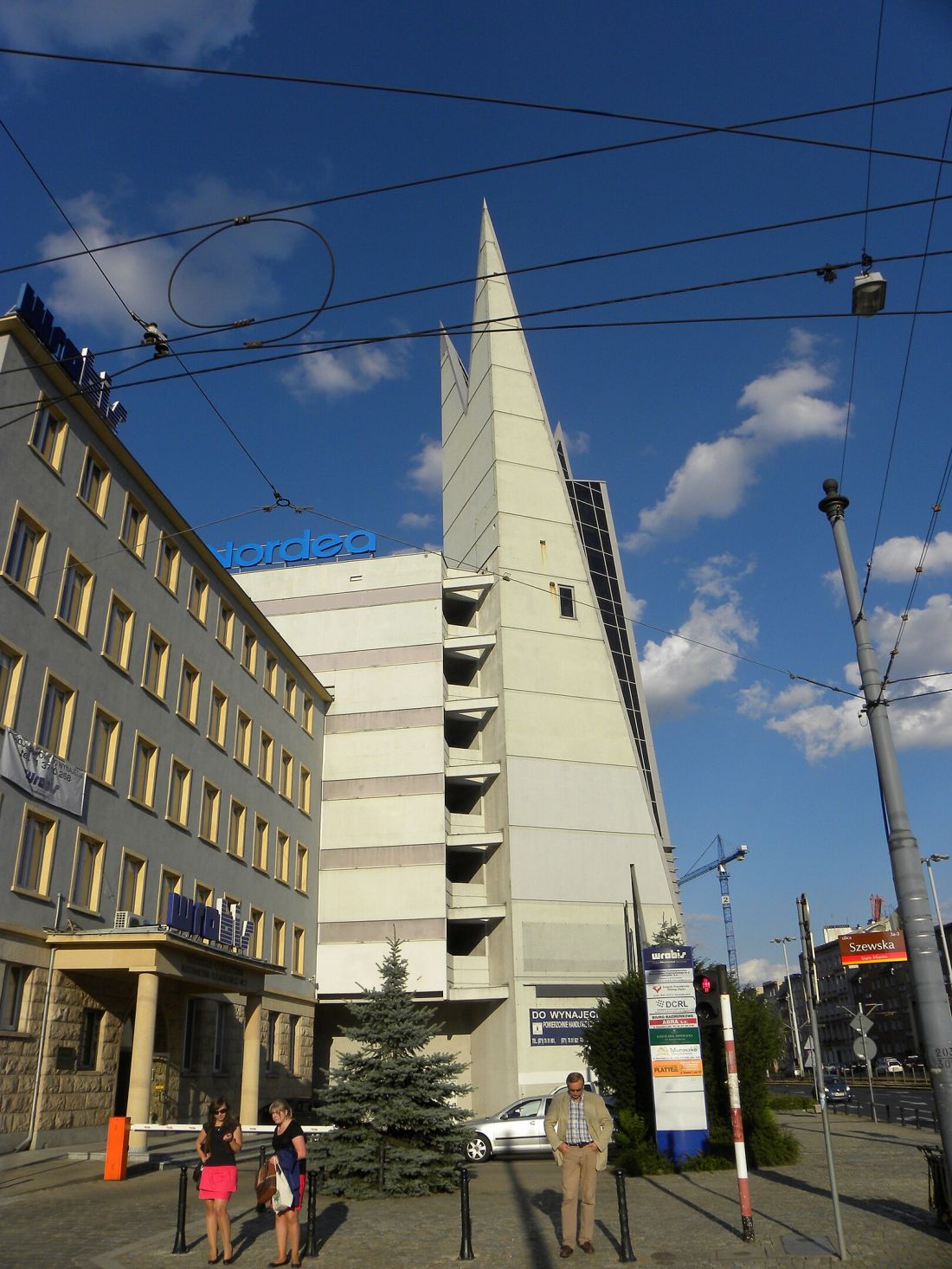 Dawna bryła biurowca Worbisu przy skrzyżowaniu ul. Szewskiej i Kazimierza Wielkiego we Wrocławiu