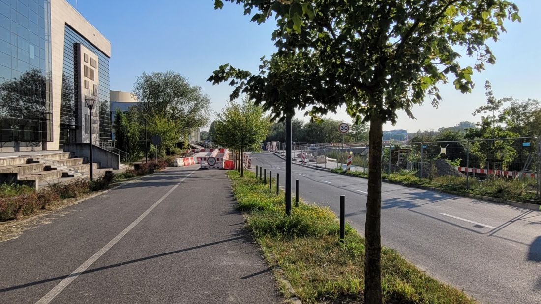 ulica Rychlewskiego między kampusem PP a Wartą i jej kanałem ulgi