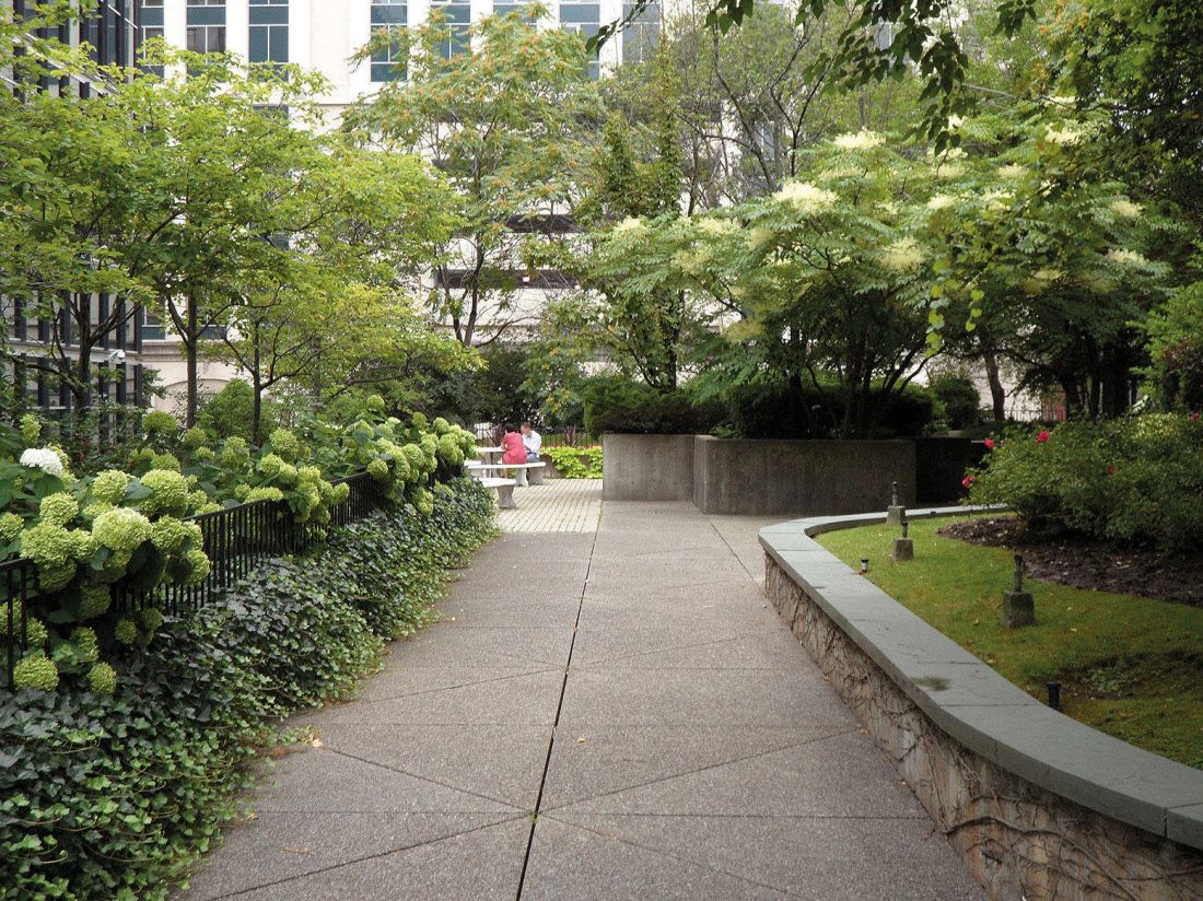Toronto — 120 Bloor Street East, proj.: Salter Farrow Pilon, Farrow Partners