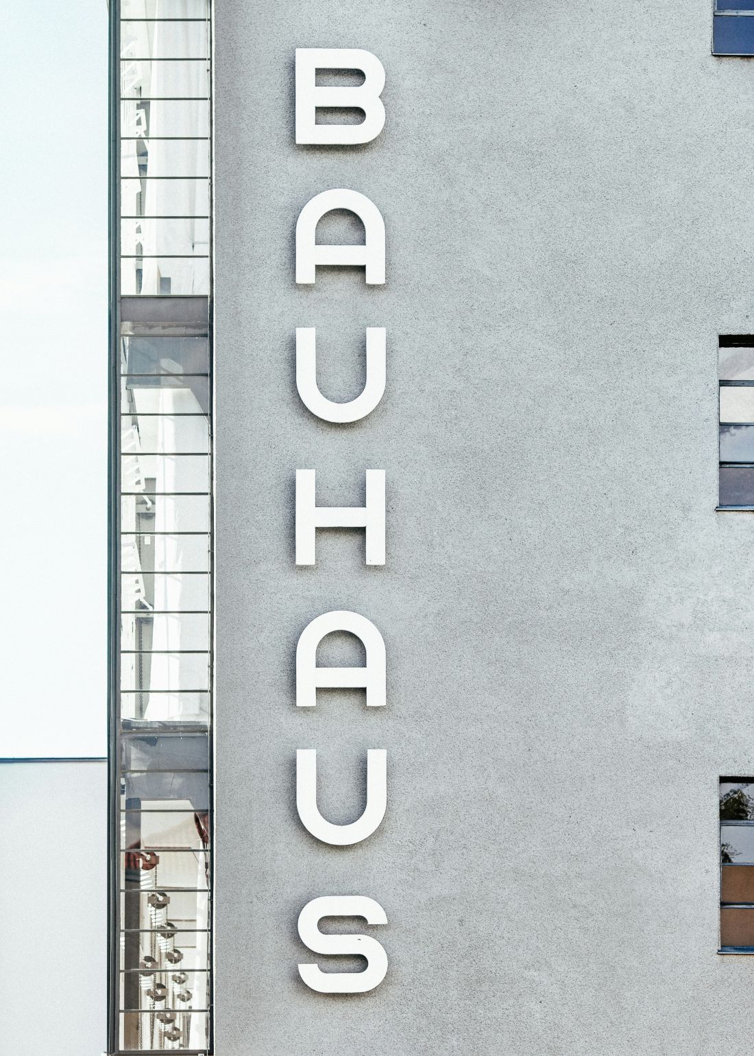 Styl ten powstał w szkole artystycznej Staatliches Bauhaus w Niemczech