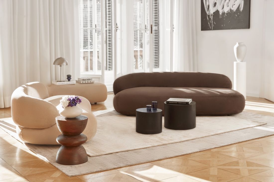 Czekoladowa sofa może być głównym punktem aranżacji