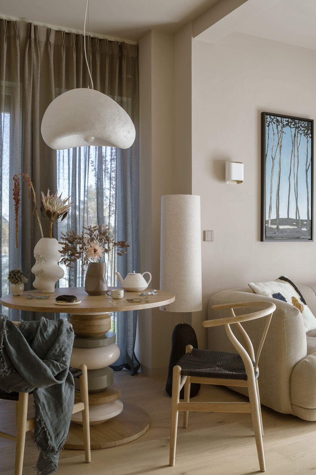 Lampa wisząca nad stołem została wykonana ręcznie