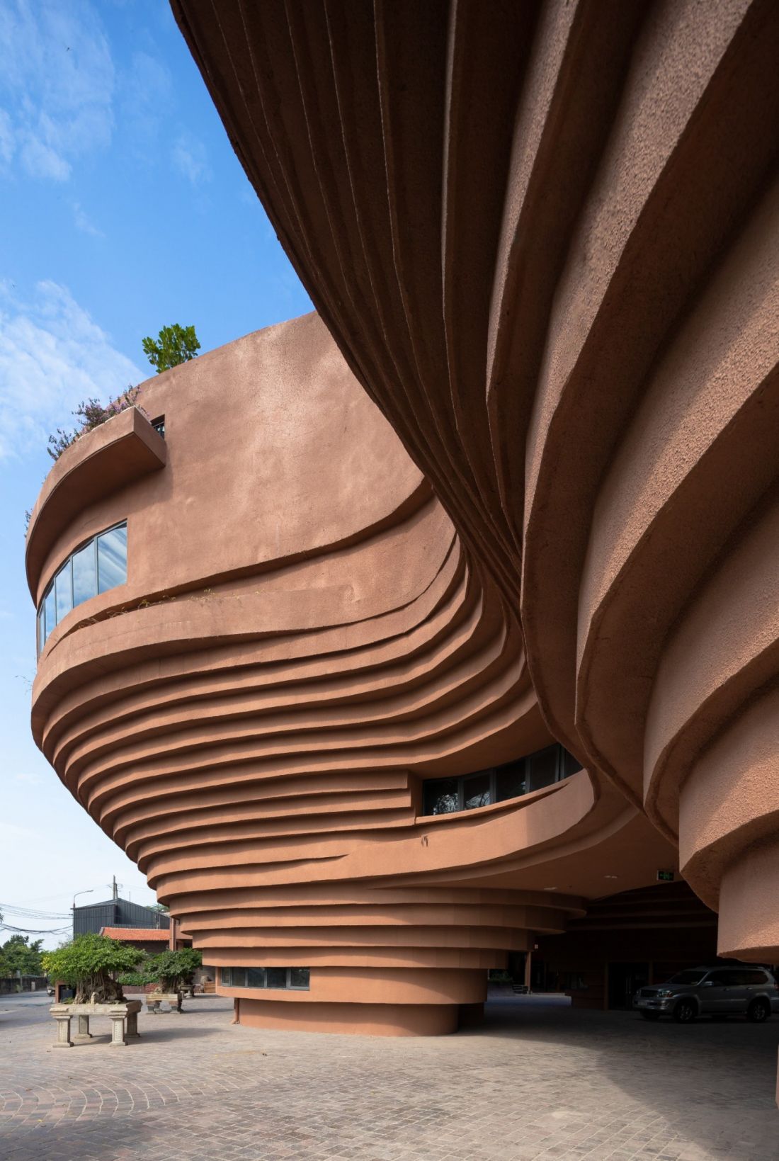 Widok zewnętrzny ceramicznej ściany Centrum Ceramiki w Bat Trang