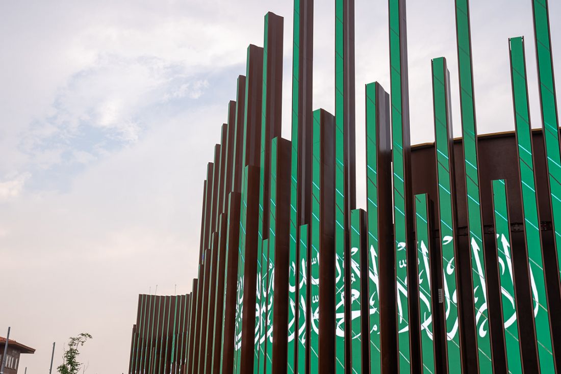 Szczegół fasady z flagą Królestwa Arabii Saudyjskiej
