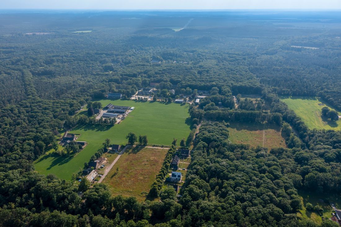 Widok z lotu ptaka na Buitenplaats Koningsweg otoczony lasem Veluwe