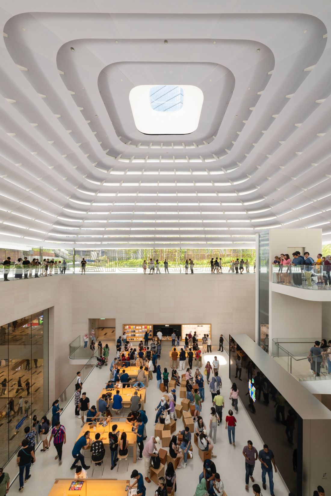 Sklep Apple The Exchange TRX projektu Foster + Partners w Malezji jest zorganiowany na trzech poziomach