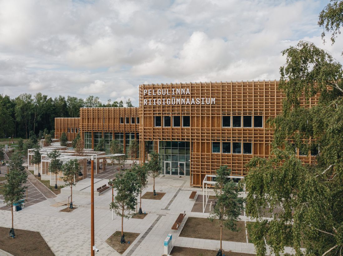 Drewniana elewacja Pelgulinna State Secondary School odzwierciedla symbiozę nowoczesnej architektury z naturalnym otoczeniem lasu Merimetsa