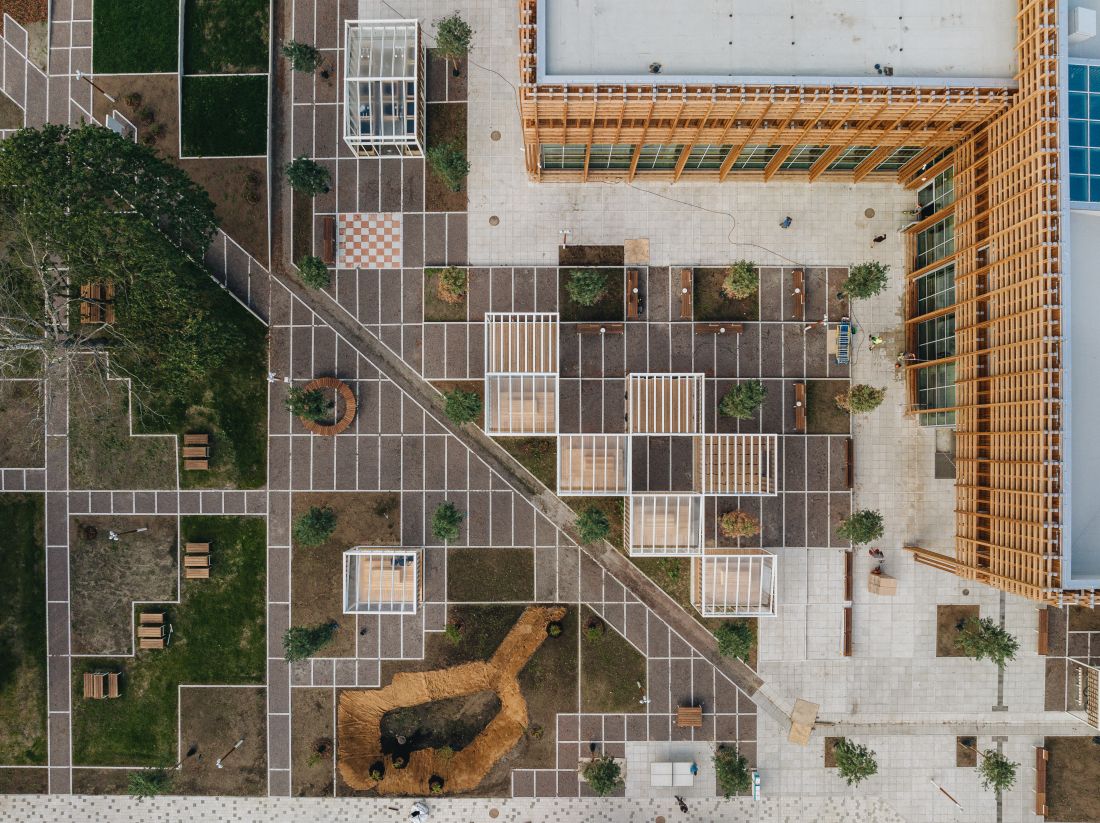 Widok na minimalistyczny plac przy Pelgulinna State Secondary School z lotu ptaka 