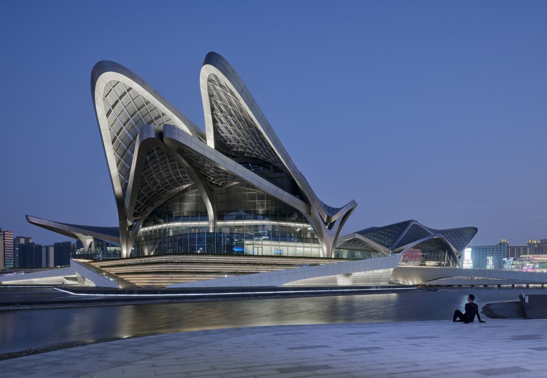 Architektoniczny koncept Miejskiego Centrum Sztuki w Zhuhai jest inspirowany wzorami szewronowymi